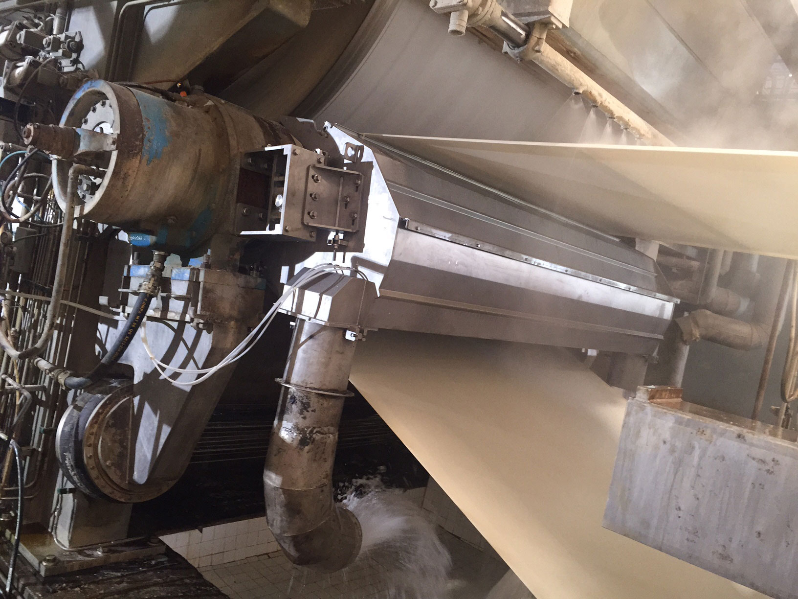 Press roll dewatering optimization through performing doctoring system
